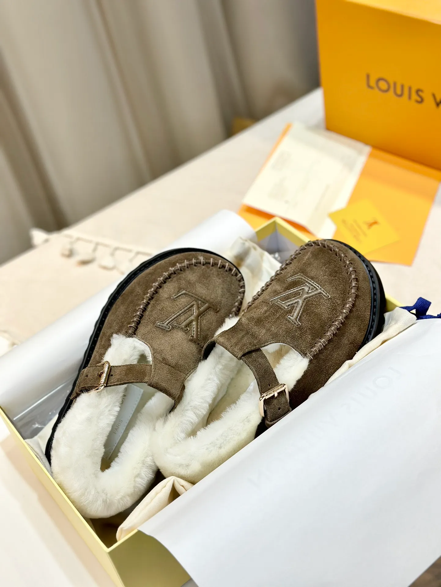 👟👟Ex-factory price 540👟👟Mauri version Louis Vuitton lv louis vuott…on fw24 new arrival～The latest furry slippers for autumn and winter～This pair of furry slippers is also very good-looking! The leather ones are very high-end! ! !Paired with denim shorts in autumn and winter, it’s perfect! Put it on and you will instantly have your ideal height! A favorite style, with fashionable elements, the appearance of the upper is full of nobility. Wearing it can always show the fashionable charm of women. It is fashionable but not too showy. The high-end beef tendon on the upper and the Lvjia letter buckle are so beautiful. Upper: imported high-end frosted/cowhide. Outsole: original outsole. Inner lining: imported real wool. Size: 35-42 (customized at .42).